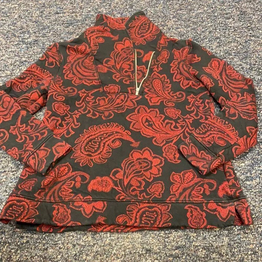 Croft & Barrow red and black zip up top sz. M petite